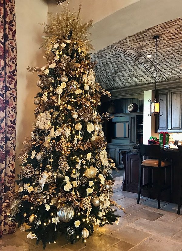custom decorated Christmas tree in a kitchen, coordinated with the decor in the home 